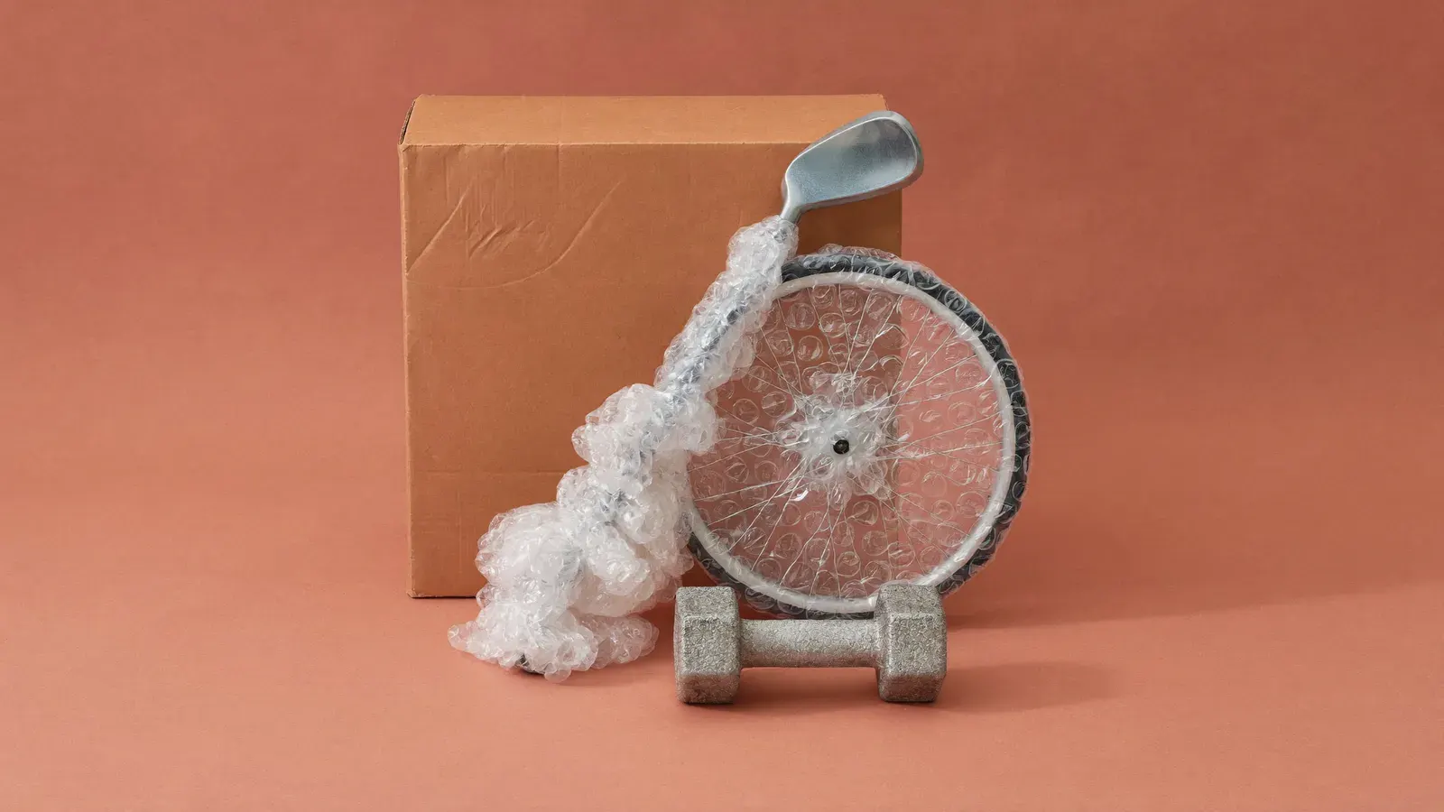 L’attrezzatura per Come spedire una bicicletta e oggetti ingombranti, su uno sfondo uniforme