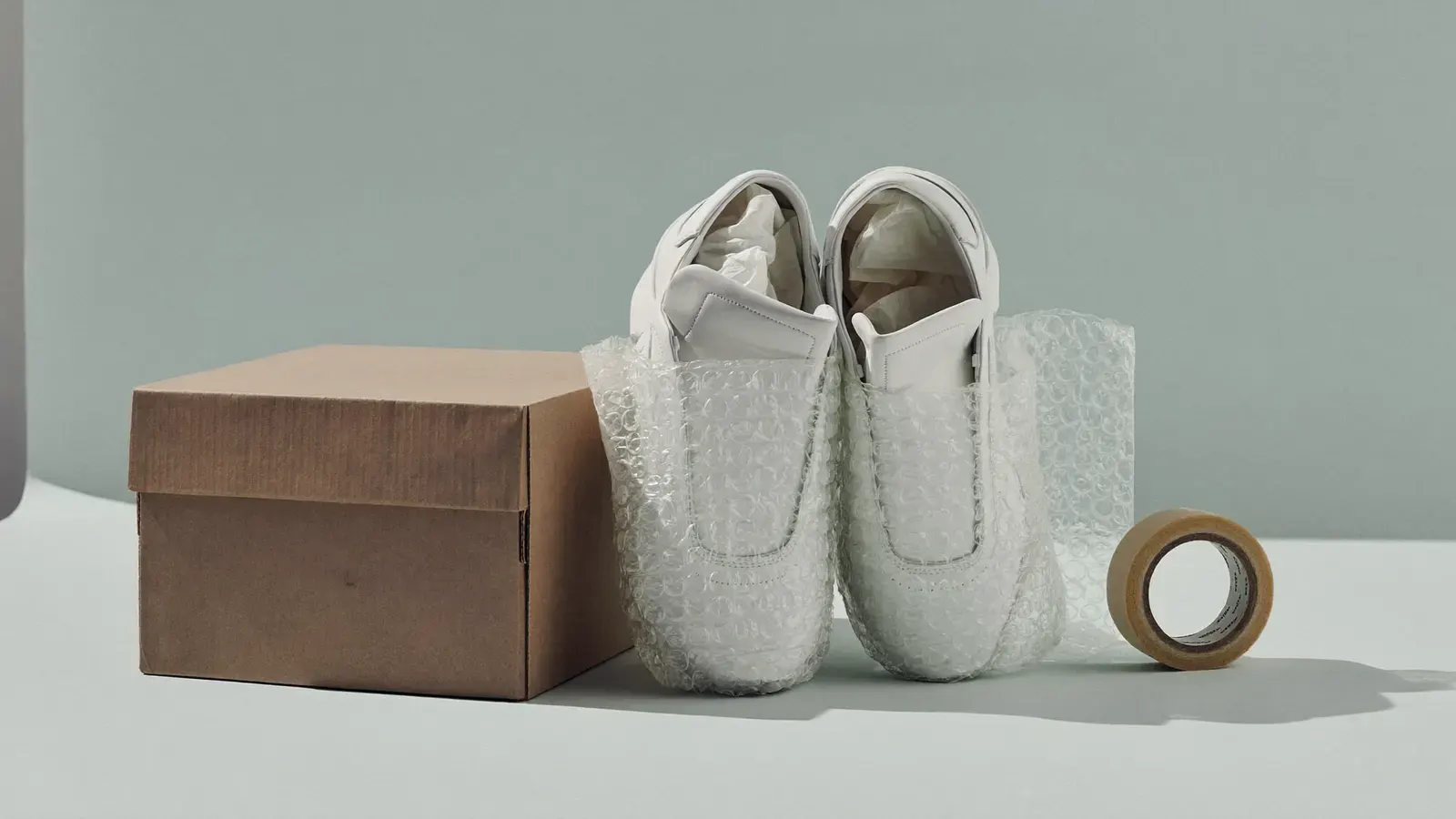 L’attrezzatura per Come spedire le sneakers senza scatola, su uno sfondo uniforme